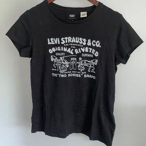 Levi’s black women’s tee